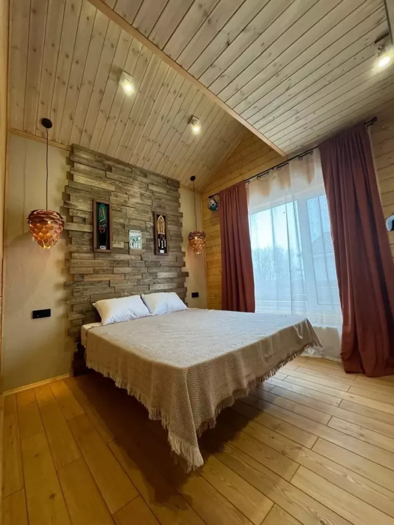 Дом «Горный» с сауной и лофт-этажом до 11 гостей, Дома Rent Hut в Елагино: спальня с каменной стеной