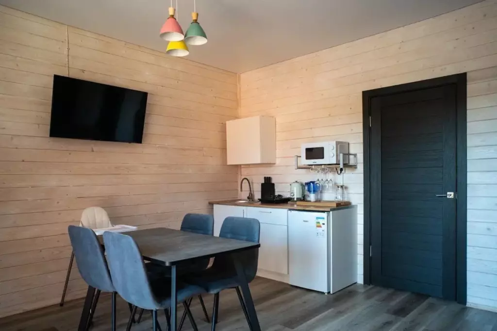 Бунгало Goldy Glamp с личной сауной и террасой до 5 гостей: кухня и стол