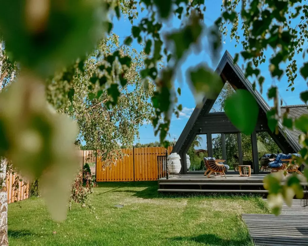 Дом Luxe A-frame 65 м² с камином и двумя спальнями до 6 гостей: дом за листвой