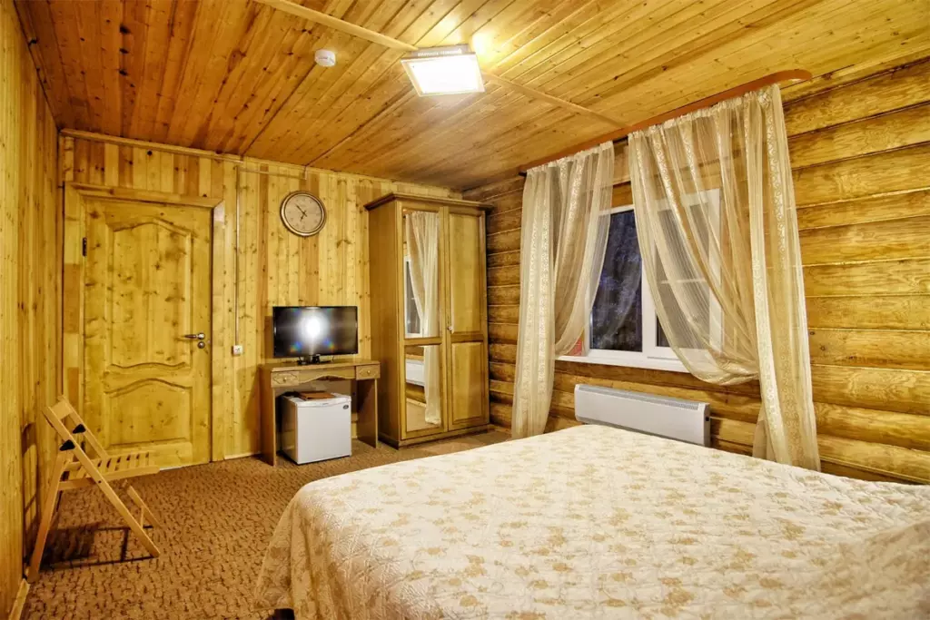 Двухкомнатный коттедж 49 м² с тремя кроватями до 6 гостей: комната с кроватью