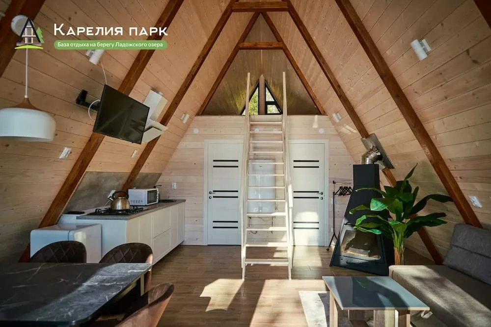 Треугольный дом с сауной и чаном на Ладоге до 6 гостей: спальня у окна