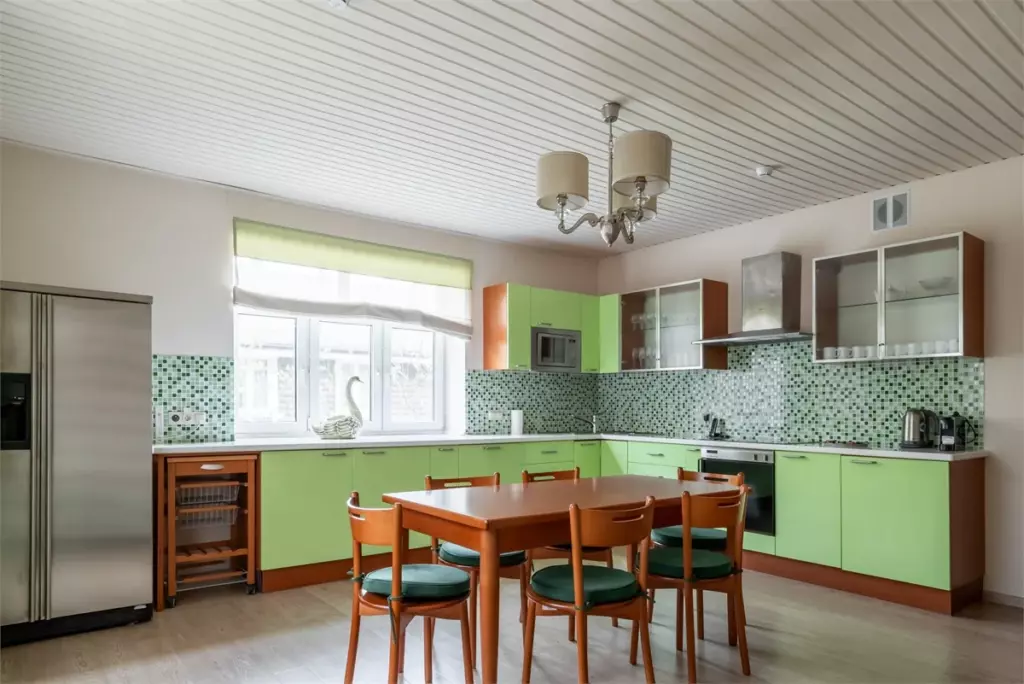 Трёхкомнатный коттедж 250 м² с кухней и верандой до 8 гостей: кухня-столовая