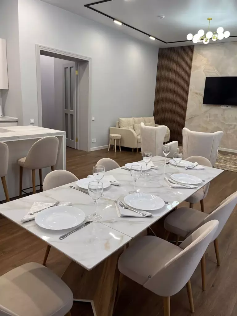 Коттедж «Максимус» 170 м² с сауной и гриль-верандой до 17 гостей: обеденный стол