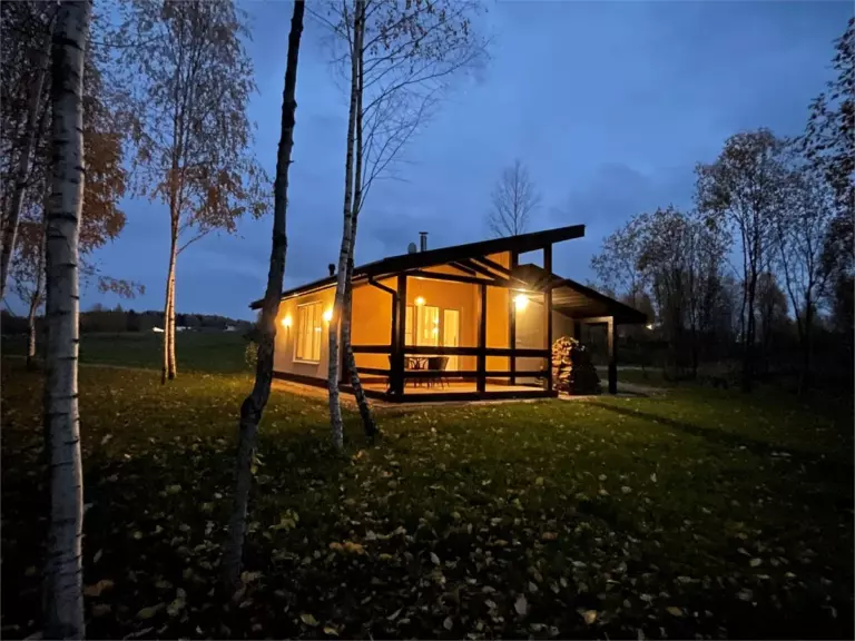 Дом «Синий» 70 м² у озера с камином до 6 гостей