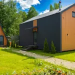 А-фреймы и барнхаусы URoom в Анашкино, общий вид: барнхаус и А-фрейм