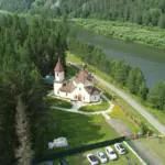 База отдыха Beret Club на Мане в Берети, общий вид: база у Маны сверху