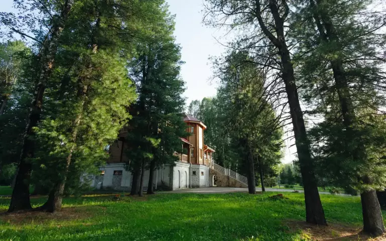 Комплекс «Фантазия» на таёжном озере у Междуреченска