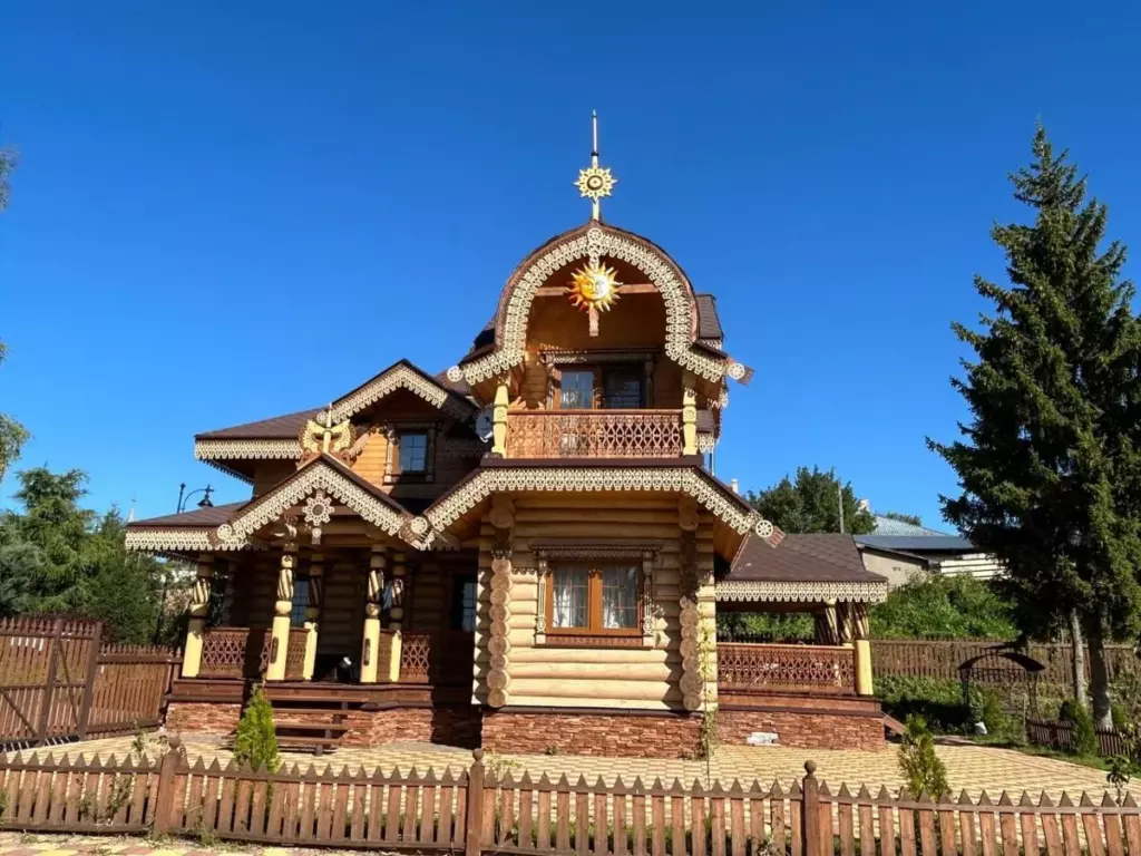 Большой Эко Терем 120 м² на берегу озера Неро с тремя спальнями до 8 гостей: терем с резным крыльцом