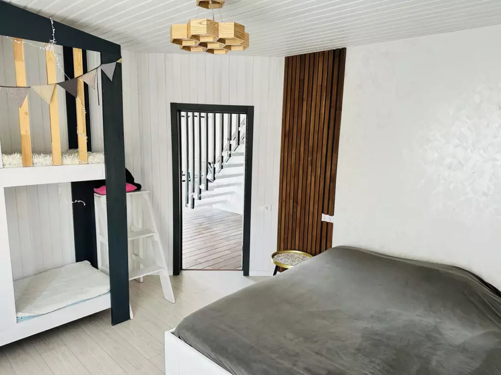 Дом Black.housedolina на 6 спален у водоёма до 12 гостей: детская двухъярусная кровать
