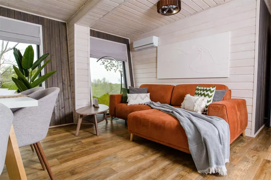 Вилла с тремя спальнями, баней и лавандовым чаном до 6 гостей, RED Bridge Resort: диван в гостиной