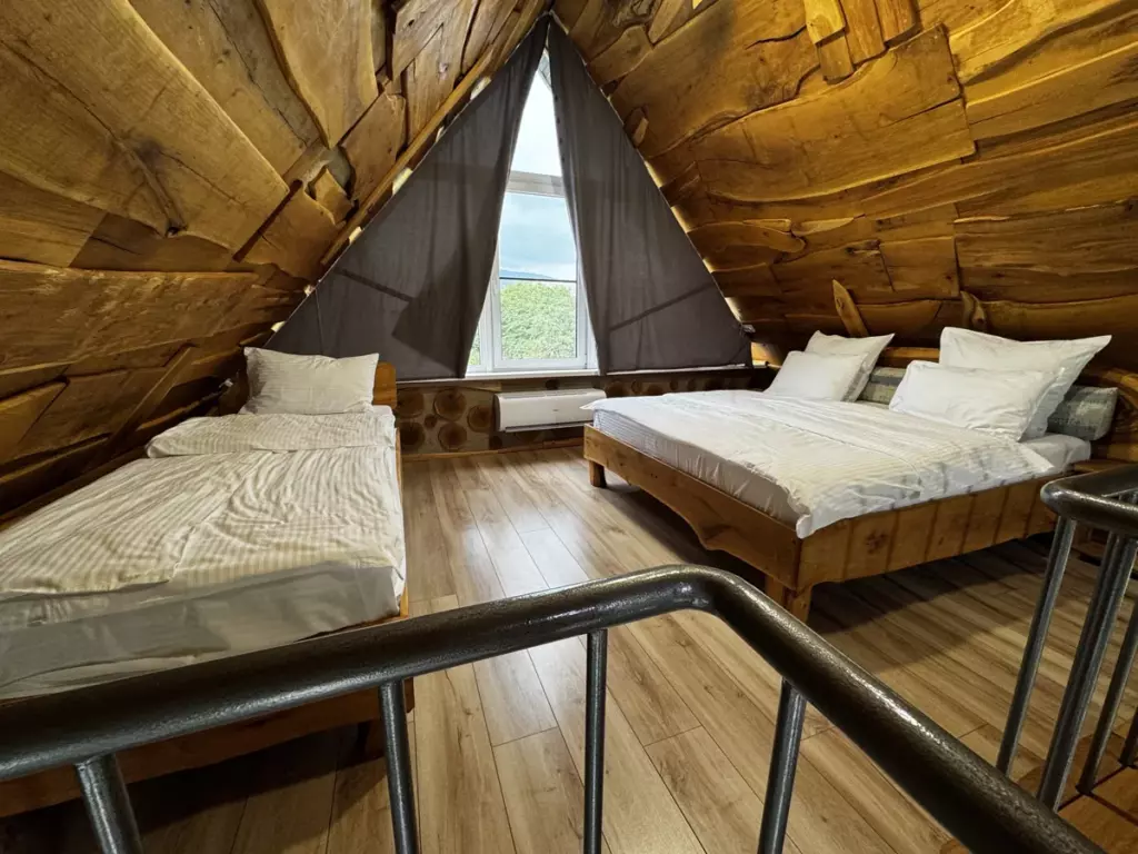 Барнхаус с банным чаном и купелью до 5 гостей, А-фреймы A-House в Даховской: спальня под крышей