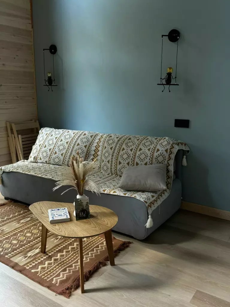 Барнхаус «Бохо» в сосновом лесу до 5 гостей, Глэмпинг Hygge Barn в Бурдугузе: гостиная в стиле бохо