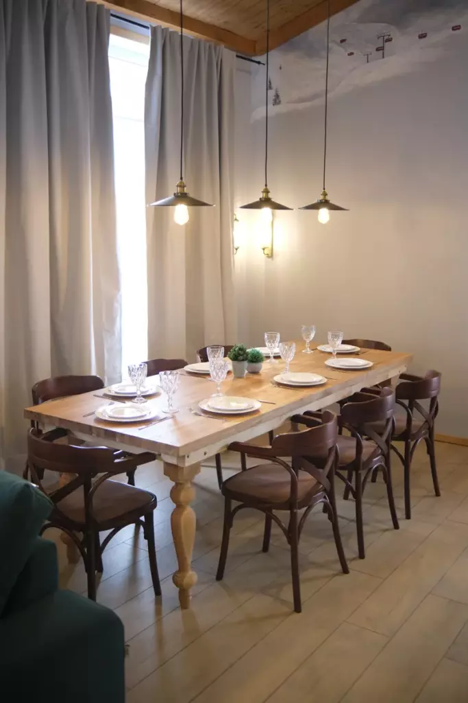 Дом «Шале» 190 м² с двумя мастер-спальнями до 13 гостей, Дома Rent Hut в Елагино: обеденный стол