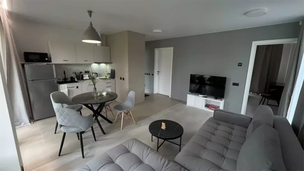 Компактный дом M 57 м² в сосновом лесу у озера до 4 гостей: кухня-гостиная