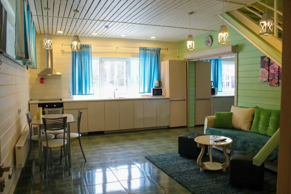 Дом-дуплекс 200 м² с голубыми шторами и кухнями до 10 гостей: кухня и обеденный стол