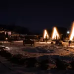 Глэмпинг Makvala Park в Холмах, общий вид: А-фреймы ночью
