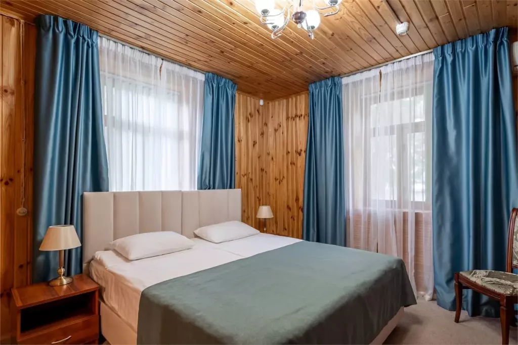 Двухкомнатный коттедж 115 м² с кухней и балконом до 6 гостей: спальня с двуспальной кроватью