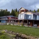 Гостевой комплекс Местечко Светлое у залива Ладоги, общий вид: территория и пруд