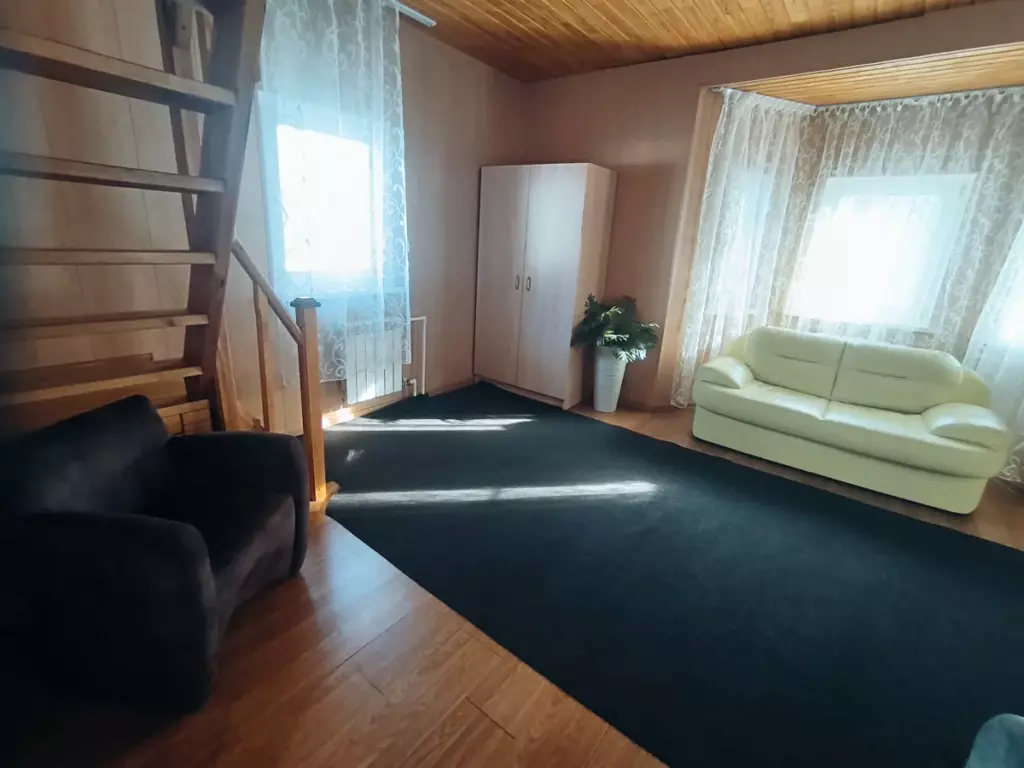 Двухэтажный коттедж 120 м² с огороженным участком до 11 гостей: гостиная с диваном