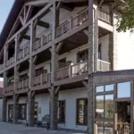 Оленья ферма Deer Farm в Крымгиреевском, общий вид: отель-шале на ферме
