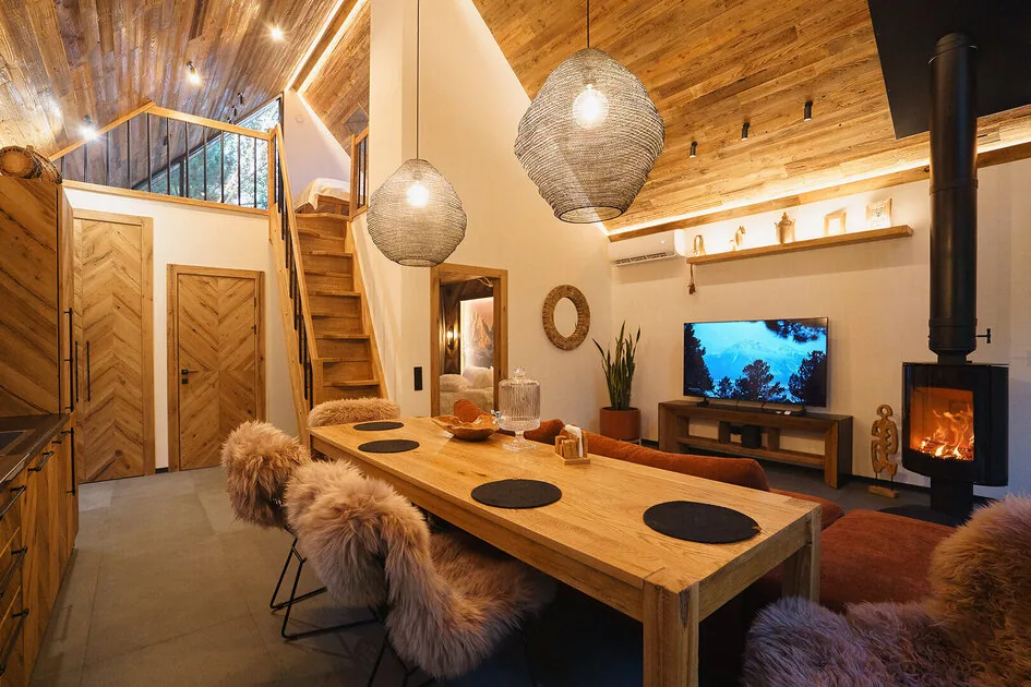 Барнхаус «Chalet» с печью-камином до 6 гостей: лестница и стол
