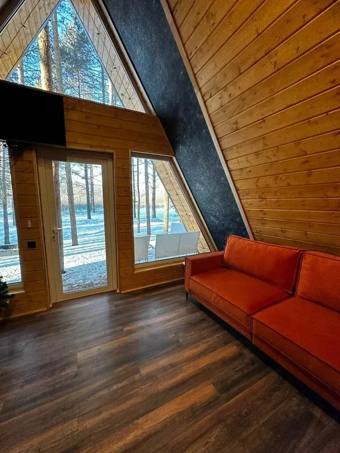 A-Frame №1 «Loft» с сауной в доме и чаном до 7 гостей, Загородный комплекс «Черёмушки»: диван и окно