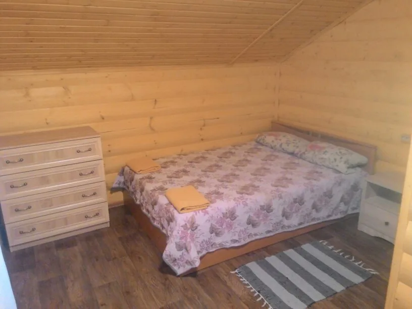 Двухэтажный коттедж с балконом на озеро до 8 гостей: спальня на втором этаже