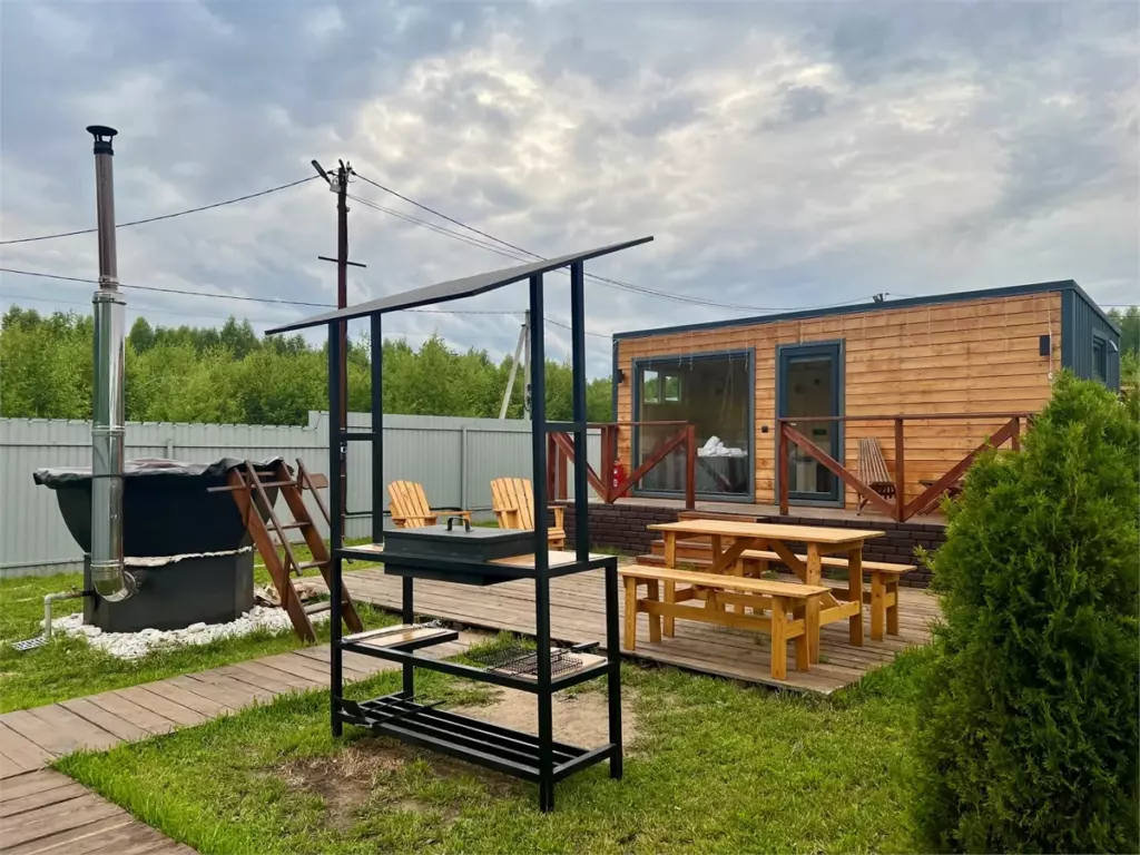 2 одинаковых домика 23 м² с панорамным окном и чаном до 3 гостей: участок с мангалом и столом