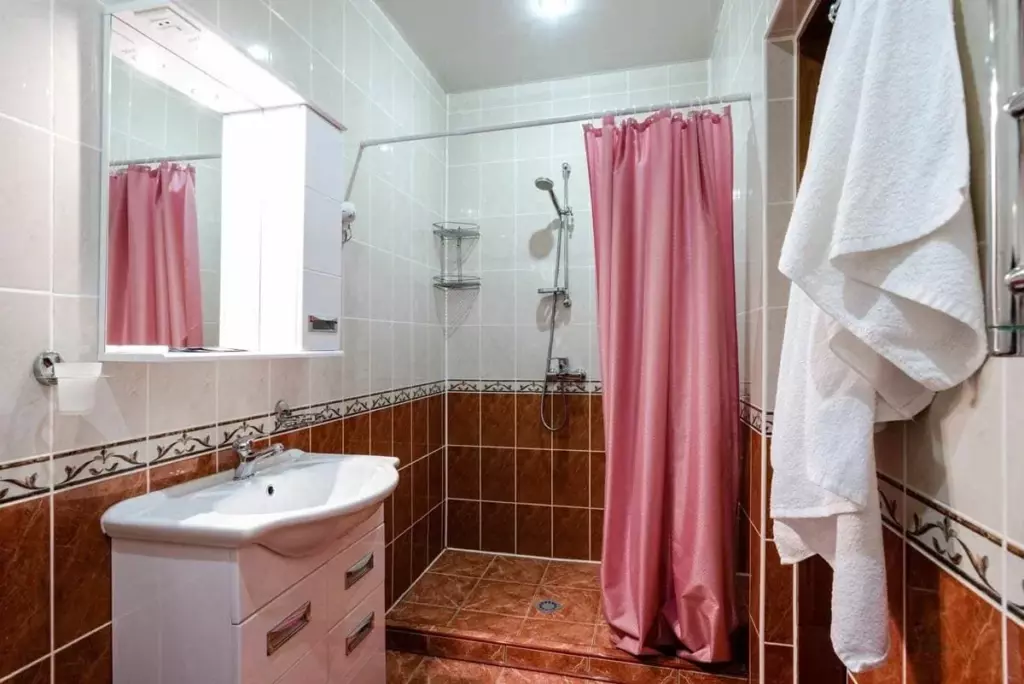 Двухэтажный коттедж LUX 151 м² с четырьмя спальнями до 8 гостей: душевая