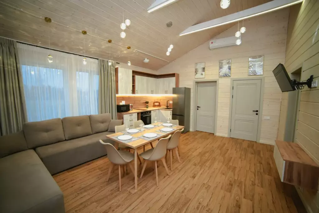 Дрим на 3 спальни с купелью: красный дом до 8 гостей, Holiday Village Pereslavl: Гостиная с диваном