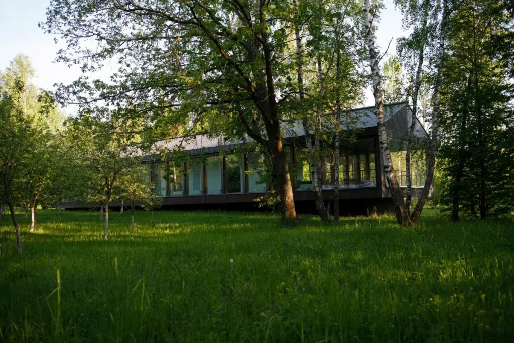 Вилла «Дом Ревзина» 240 м² с тремя спальнями до 6 гостей: вилла среди деревьев