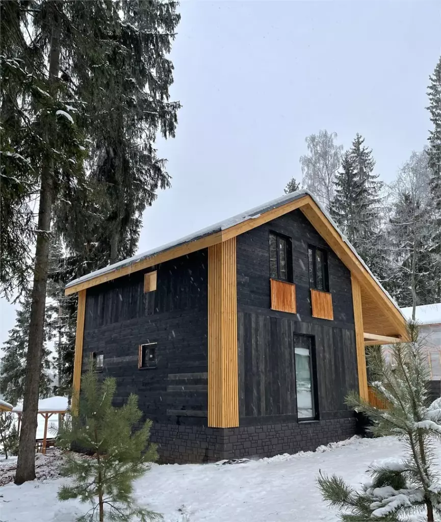Двухэтажный Black House 120 м² с тремя спальнями, балконом и беседкой до 5 гостей: дом зимой