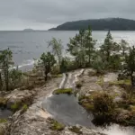 Глэмпинг Lago Ladoga на острове Хавус, общий вид: скалы и Ладога
