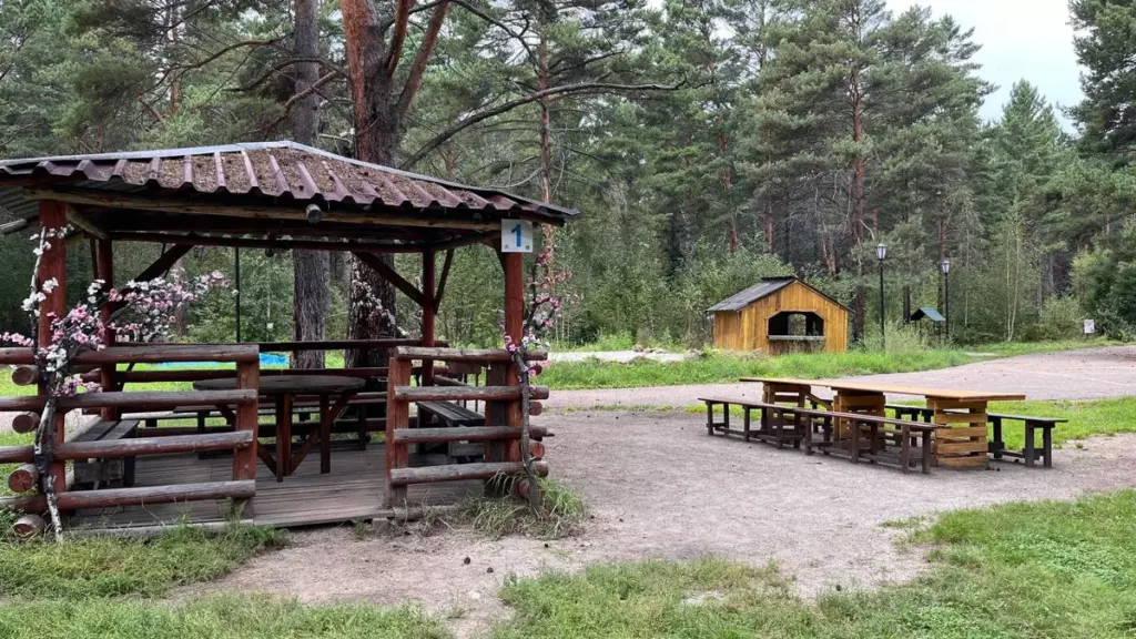 Пять деревянных беседок с мангалом в лесу у Иркута на 15-40 человек: беседки на поляне