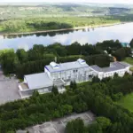 Центр отдыха Притомье на Томи под Кемерово, общий вид: корпуса над Томью сверху