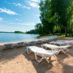 Эко-комплекс Парус Руза на Озернинском водохранилище, общий вид: пляж с шезлонгами