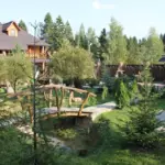 Загородный комплекс Хомяковское подворье, общий вид: территория летом