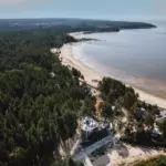 Курорт Дом у моря на Финском заливе, общий вид: берег залива и курорт сверху