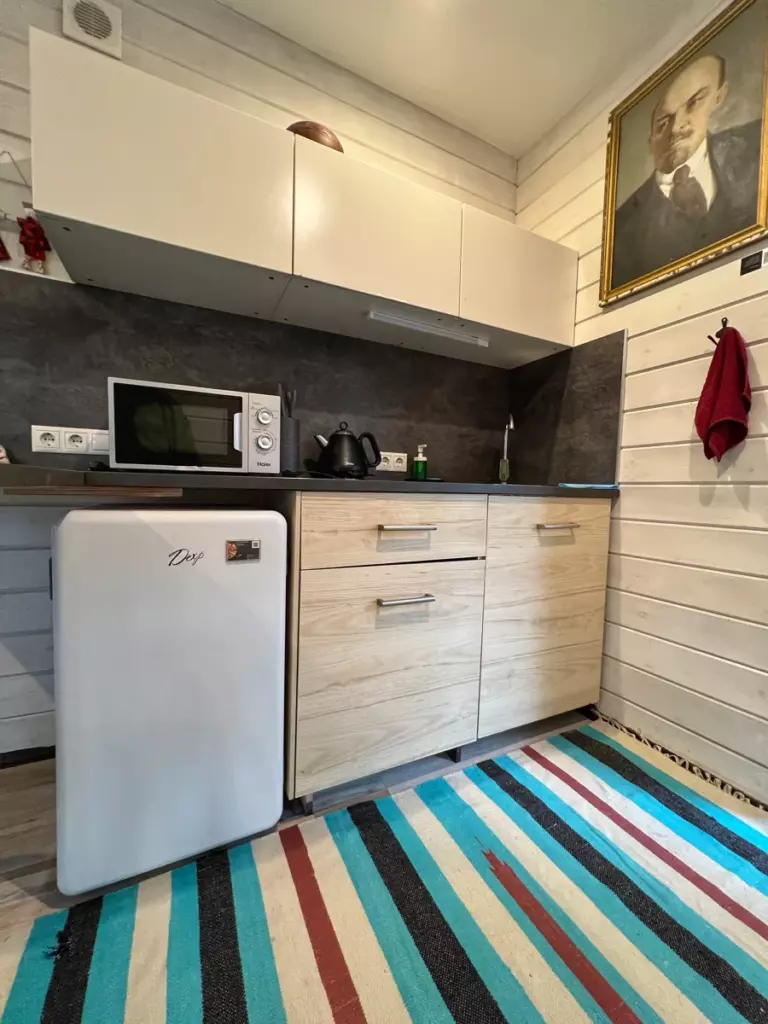Дом для романтиков 35 м² с видом на лесной пруд и картинами до 4 гостей: кухонный блок
