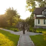 Агропарк Мушкино под Калининградом, общий вид: аллея к дому