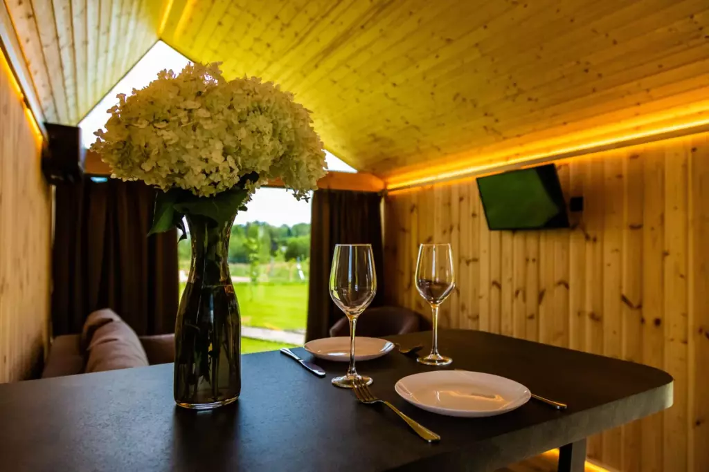 Фридом Барн с купелью и антресолью: до 4 гостей, Holiday Village Pereslavl: Обеденный стол