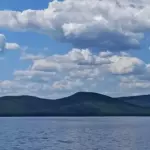Курортный отель Крутики на озере Тургояк, общий вид: озеро Тургояк и горы