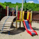 Площадка отдыха Альбатрос на берегу Волги, общий вид: детская площадка