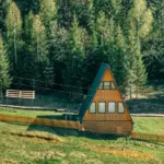 База отдыха Калинино под Кунгуром, общий вид: А-фрейм на склоне у леса