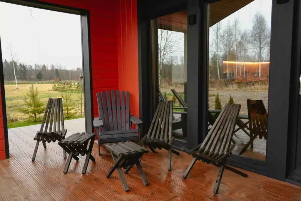 Дрим на 3 спальни с купелью: красный дом до 8 гостей, Holiday Village Pereslavl: Кресла на террасе