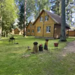 База отдыха Охотник и Рыболов на Раковическом озере, общий вид: коттедж на лужайке