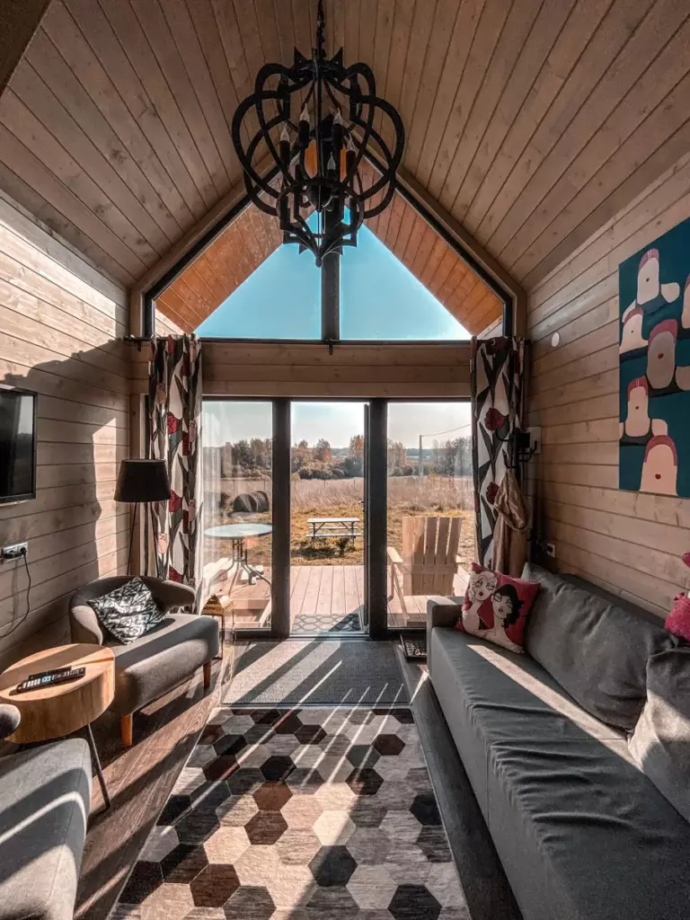 Барнхаус Hygge House с панорамным окном и баней-бочкой до 4 гостей: гостиная у панорамного окна