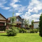 Коттеджи с бассейном Дачный дворик в Балаково, общий вид: газон у домов