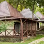 База отдыха Порт у Усть-Курдюма, общий вид: дома на газоне