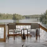 Загородный отель WE LODGE на Медном озере, общий вид: терраса с видом на Медное озеро
